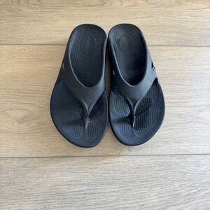 Oofos Black Thong Athletic Sandals Size Women’s 7